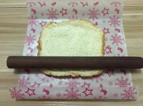 用油纸铺垫着，用擀面杖把吐司片擀薄一点