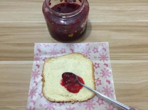 抹上李子酱（果酱随各人喜好）