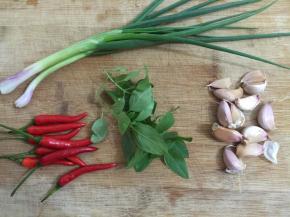 把配料准备好，罗勒切碎，辣椒切碎