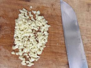 把蒜切碎