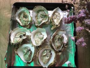 把生蚝洗干净备用同时预热烤箱上下火180度10分钟