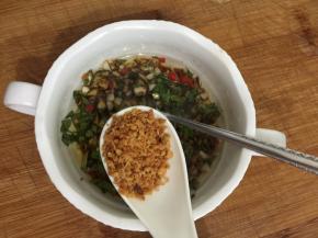 加入蒜蓉酥，没有的可不加