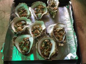 把酱汁淋在生蚝上