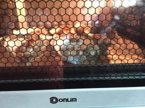 放进事先预热好的烤箱，上下火180度25分钟