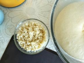 1.面团需要揉至完全阶段，发酵到大约2倍大，手指粘面粉不回缩。
2.制作椰蓉馅，软化黄油加入砂糖搅拌化，再加入牛奶搅拌均匀，分次倒入蛋液，搅匀。加入自制的椰蓉。