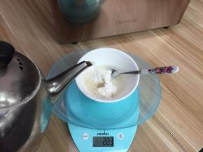 1. 先将面粉用烧至沸腾的开水冲进高筋面粉中，迅速搅拌均匀，以免有面疙瘩，将其晾凉备用（也可提前一晚做好放冰箱第二天用）