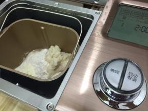 2. 除了黄油以外，把所有材料投进东菱面包机桶内（BM1352B-3C）
启动和面功能