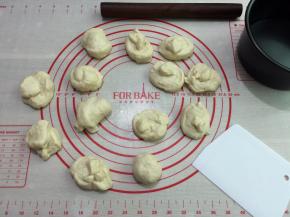 4. 分割成12个28克的小面团