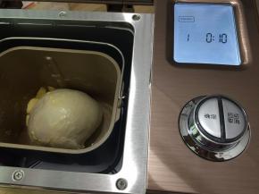 3. 加入黄油时再次启动和面功能，揉至扩展