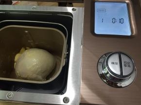 3. 加入黄油时再次启动和面功能，揉至扩展