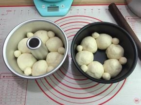 7. 发到有1倍大的时候把小面团码上去，继续发到1.5—2倍大