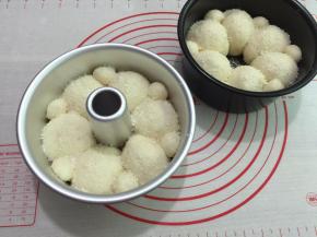 8. 发酵到差不多时，撒上椰蓉，这时可先预热烤箱上下火160度10分钟