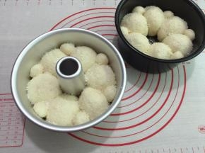 8. 发酵到差不多时，撒上椰蓉，这时可先预热烤箱上下火160度10分钟