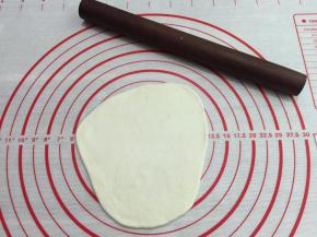 10. 准备欧克皮的部分，把欧克皮中的所有材料混合揉成光滑的面团即可
松弛10—20分钟
擀开