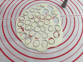 11. 用中号的裱花嘴按压（如图）