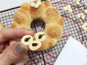 15. 用少许巧克力溶化，挤在欧克皮上，然后粘在面包上