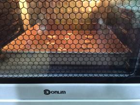 14. 把欧克皮送进烤箱，上下火150度8分钟