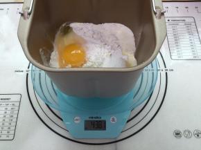 所有材料都称好，除了黄油，其它所有的材料都投进东菱智能面包机T06S-W