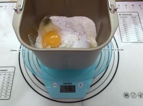 所有材料都称好，除了黄油，其它所有的材料都投进东菱智能面包机T06S-W