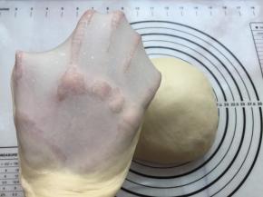 揉至完成扩展，可拉出薄而有韧性的手套膜