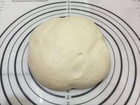 把发酵好的面团取出按压开排气