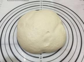 把发酵好的面团取出按压开排气