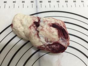 取一块面团加入红曲粉揉均匀，依次把抹茶粉的也加入揉均匀