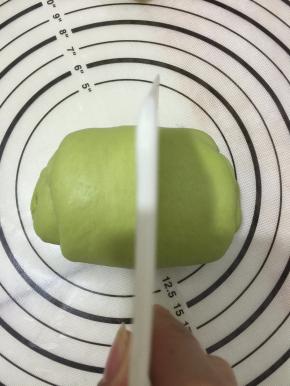 翻面，自上往下卷起，从中间切开一分为二