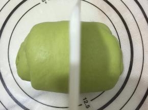 翻面，自上往下卷起，从中间切开一分为二