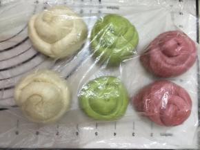 如图，盖保鲜膜醒发20分钟左右