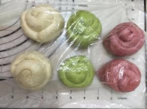 如图，盖保鲜膜醒发20分钟左右