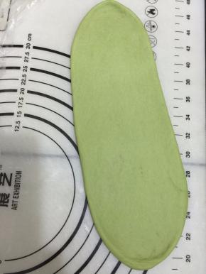 滚圆后盖保鲜膜松弛20分钟 取一个松弛好的面团，擀开边上气泡拍掉