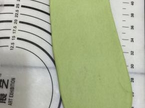 滚圆后盖保鲜膜松弛20分钟 取一个松弛好的面团，擀开边上气泡拍掉