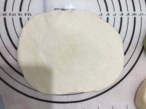 再次擀开把面团擀开