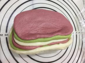 把所有面团擀开叠在一起