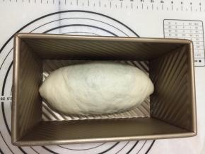 卷好的面团码在吐司模具内