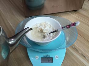 1. 先将面粉用烧至沸腾的开水冲进高筋面粉中，迅速搅拌均匀，以免有面疙瘩，将其晾凉备用（也可提前一晚做好放冰箱第二天用）