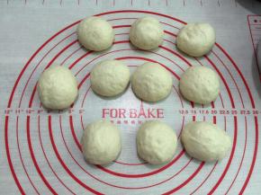 5. 把分割好的面团揉圆松弛
面团总量是650（面团的重量只是参考数哈）分割成22个30克的小面团
我这个是做了4个中的花环面包，如果不想做这么多的话，方子减半就可以了