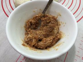 6. 把内馅调均匀备用