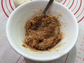 6. 把内馅调均匀备用
