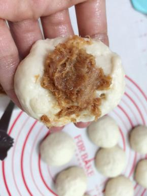 7. 把松弛好的面团按压开，取适量的肉松