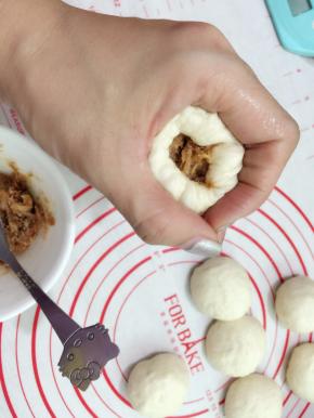 8. 用虎口把面团收紧