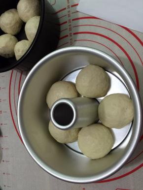 9. 收口朝下码在中空模具中