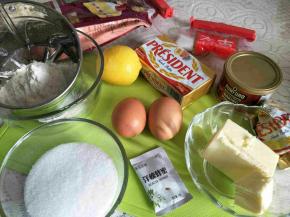 准备材料，可参考如图。
鸡蛋回温到室温。