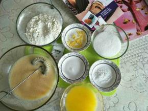 鸡蛋打散。
黄油融化。
半个柠檬加食盐搓洗干净，刨碎，注意不要白色部分的。
低筋面粉过筛。