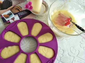 取出面糊，稍微回温，稍有流动性，倒入挤花袋，挤入模具9分满。或者用勺子直接盛入模具。模具需要涂一层薄的黄油，易脱模。