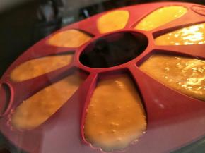 放入预热好的烤箱，上下火185度，中层。