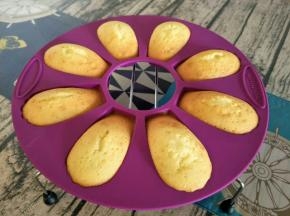 1.出炉，脱模。
2.放烤架冷却。
无法抵挡的香味诱惑。