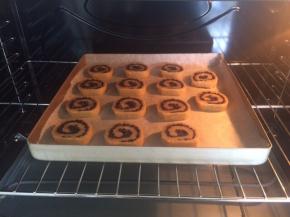 烤箱预热10分钟，上180度，下165毒，中层，时间20-25分钟，饼干表面金黄色即可。