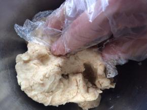 把粉类充分与黄油混合均匀成团，无干粉状态。